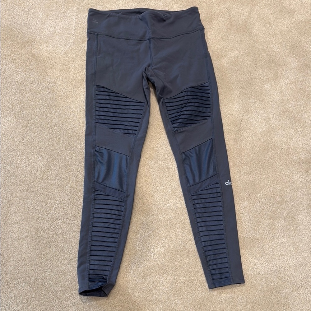 Size L. ALO leggings. Moto